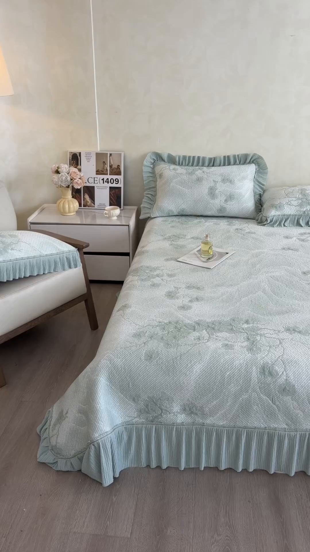 91家纺网 家纺一手货源 找家纺 慕木家纺 2026新款A类乙纶双面提花560克冰豆豆花边床盖款床裙迎客松系列（提供买家秀） 迎客松-绿