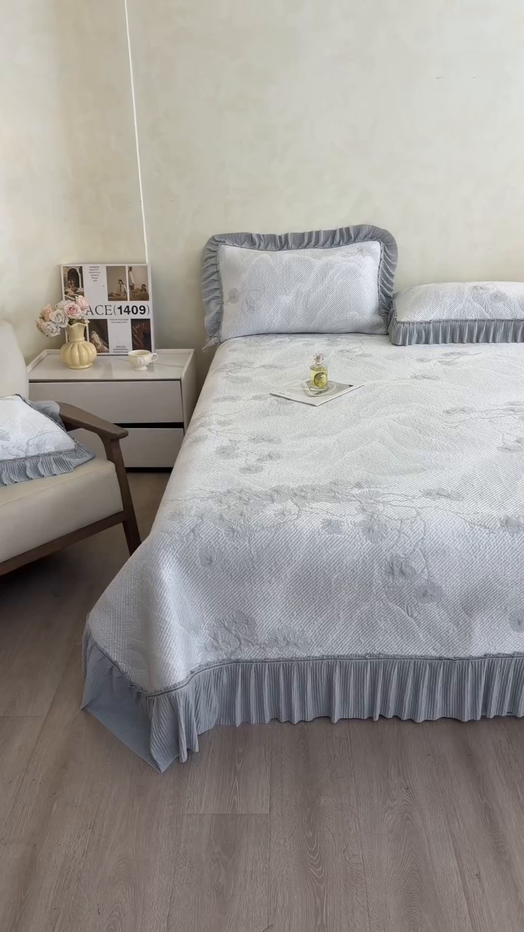 91家纺网 家纺一手货源 找家纺 慕木家纺 2026新款A类乙纶双面提花560克冰豆豆花边床盖款床裙迎客松系列（提供买家秀） 迎客松-灰