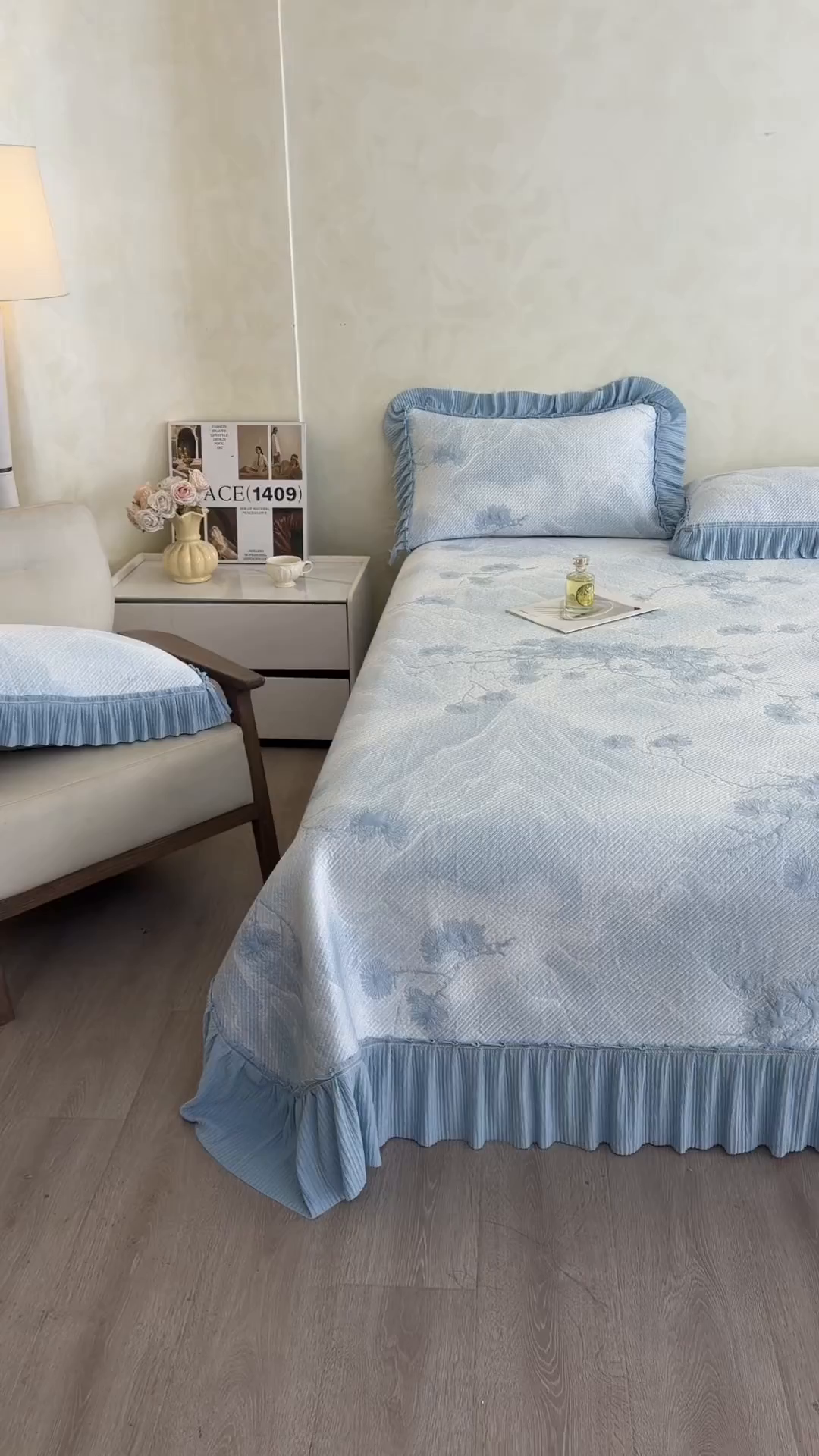 91家纺网 家纺一手货源 找家纺 （总）慕木家纺 2026新款A类乙纶双面提花560克冰豆豆花边床盖款床裙迎客松系列（提供买家秀）