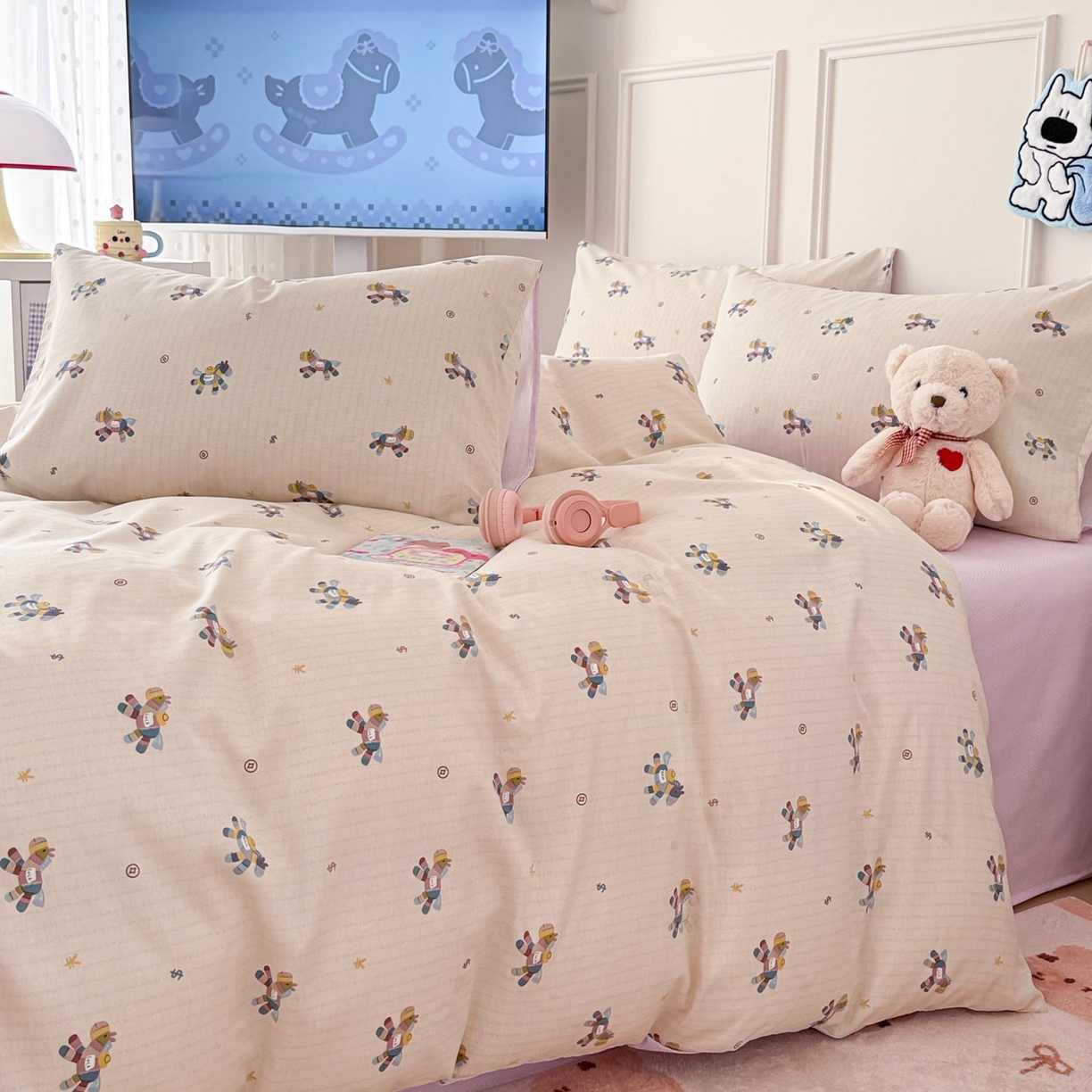 91家纺网 家纺一手货源 找家纺 女子家纺 2026新款全棉纯棉12868卡通印花四件套 线条木马