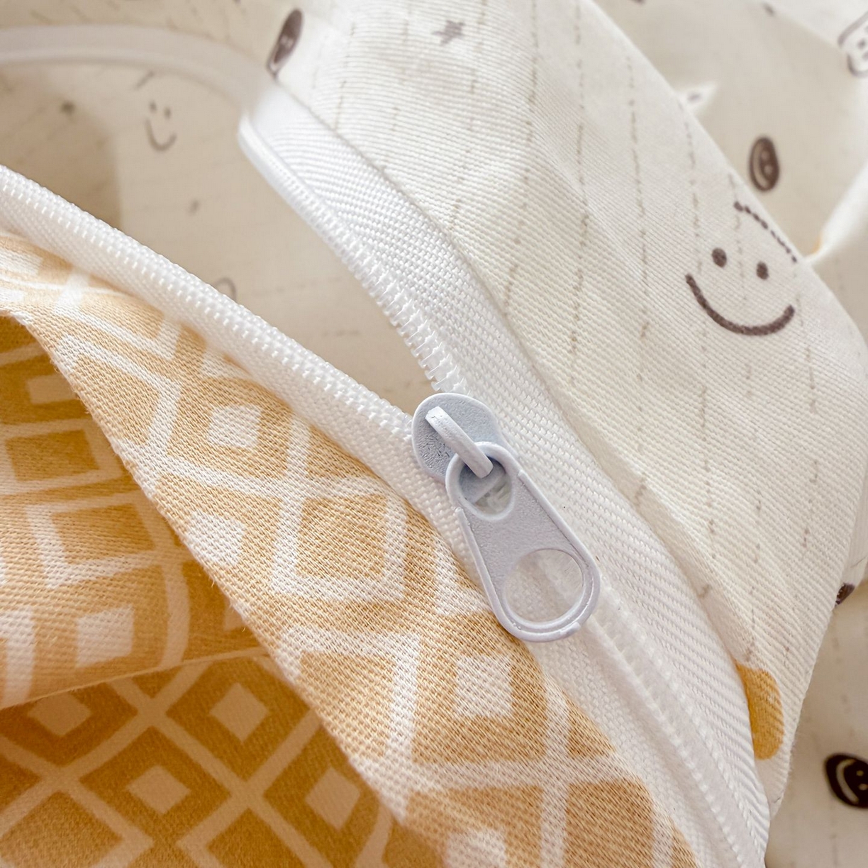 91家纺网 家纺一手货源 找家纺 女子家纺 2026新款全棉纯棉12868卡通印花四件套 小微笑