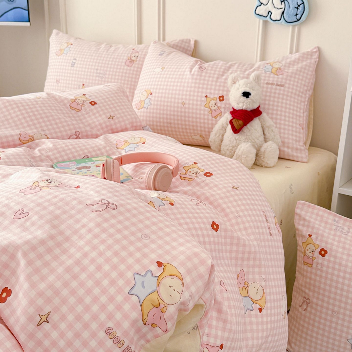 91家纺网 家纺一手货源 找家纺 女子家纺 2026新款全棉纯棉12868卡通印花四件套 粉格甜崽