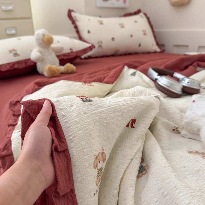 91家纺网 家纺一手货源 找家纺 迪梦姿家纺 2026新款泡芙纱花边款夏被四件套-款式二 圣诞狗棕红
