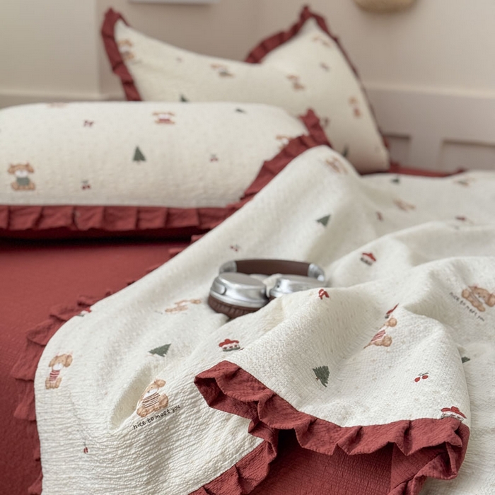 91家纺网 家纺一手货源 找家纺 迪梦姿家纺 2026新款泡芙纱花边款夏被四件套-款式二 圣诞狗棕红