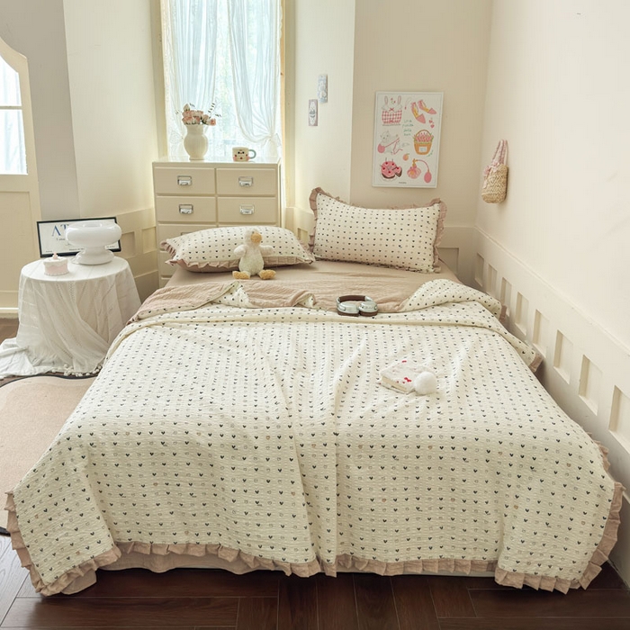 91家纺网 家纺一手货源 找家纺 迪梦姿家纺 2026新款泡芙纱花边款夏被四件套-款式二 心相印奶咖