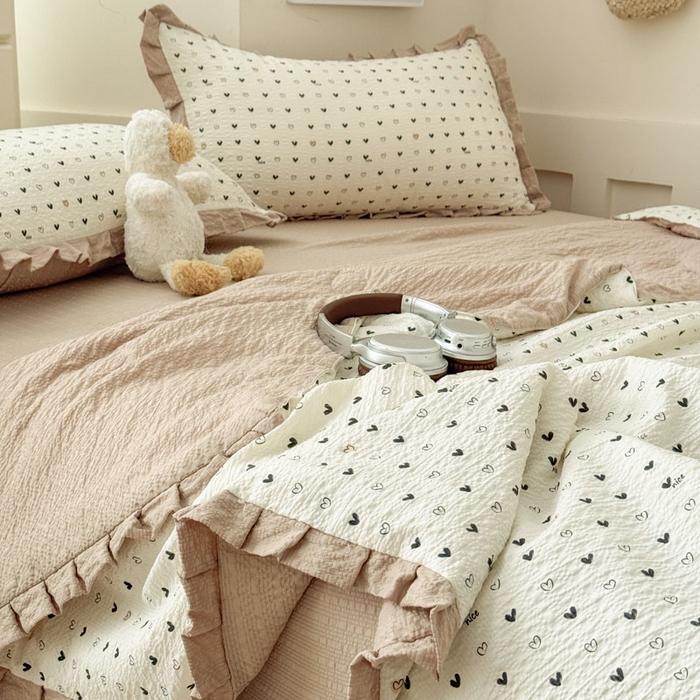 91家纺网 家纺一手货源 找家纺 迪梦姿家纺 2026新款泡芙纱花边款夏被四件套-款式二 心相印奶咖