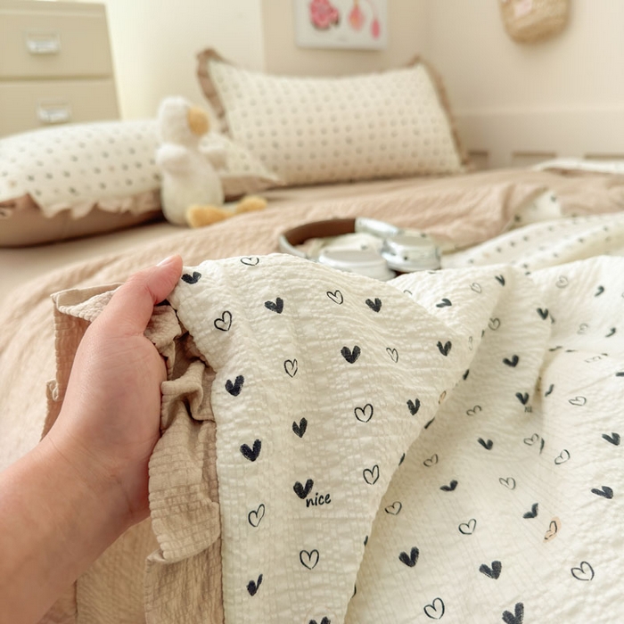 91家纺网 家纺一手货源 找家纺 迪梦姿家纺 2026新款泡芙纱花边款夏被四件套-款式二 心相印奶咖