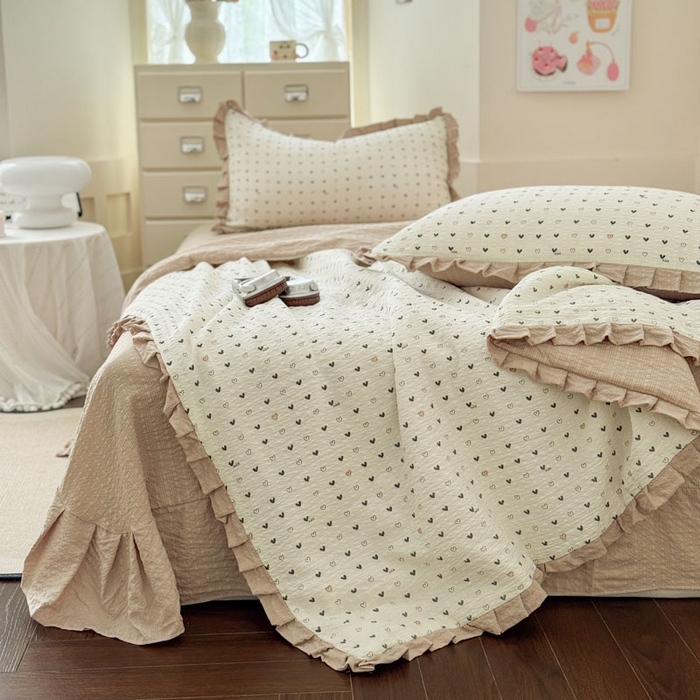 91家纺网 家纺一手货源 找家纺 迪梦姿家纺 2026新款泡芙纱花边款夏被四件套-款式二 心相印奶咖