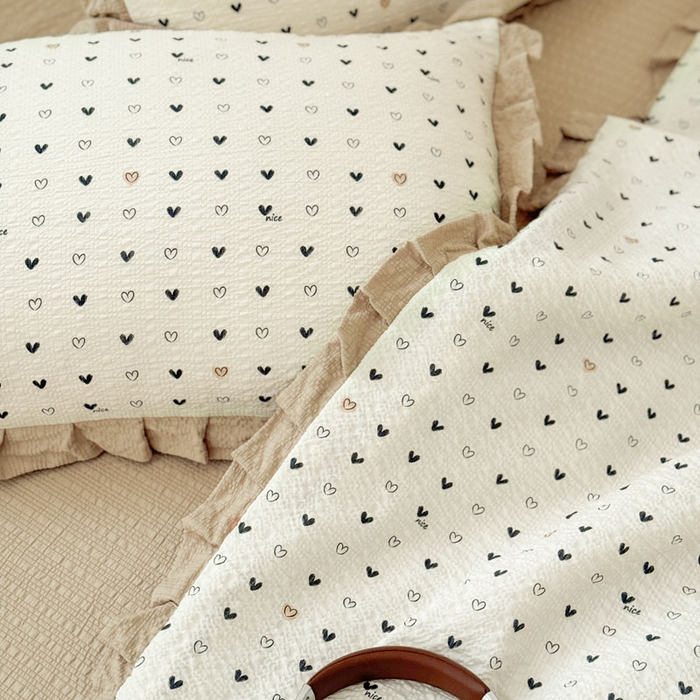 91家纺网 家纺一手货源 找家纺 迪梦姿家纺 2026新款泡芙纱花边款夏被四件套-款式二 心相印奶咖