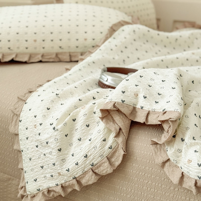 91家纺网 家纺一手货源 找家纺 迪梦姿家纺 2026新款泡芙纱花边款夏被四件套-款式二 心相印奶咖