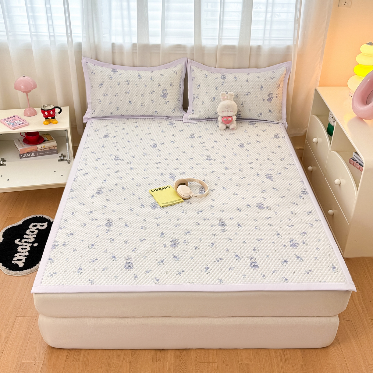 91家纺网 家纺一手货源 找家纺 寐居家纺 2026新款冰豆豆数码印花席三明治底凉席席子 花田兔影