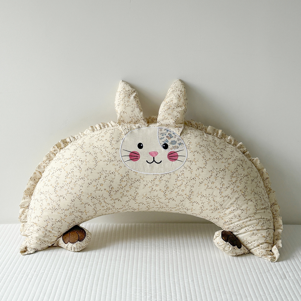 91家纺网 家纺一手货源 找家纺 蔻眠 多功能月亮兔棉麻大抱枕靠枕卡通枕芯异形枕头 月亮兔-花蔓