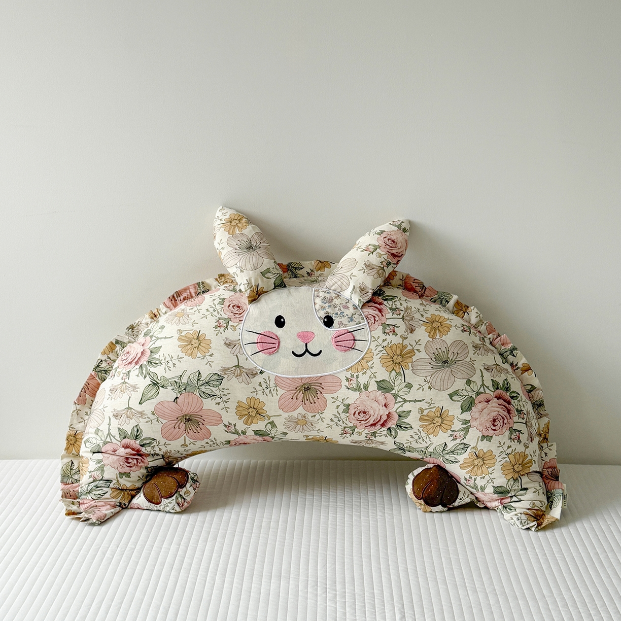91家纺网 家纺一手货源 找家纺 蔻眠 多功能月亮兔棉麻大抱枕靠枕卡通枕芯异形枕头 月亮兔-蔷薇
