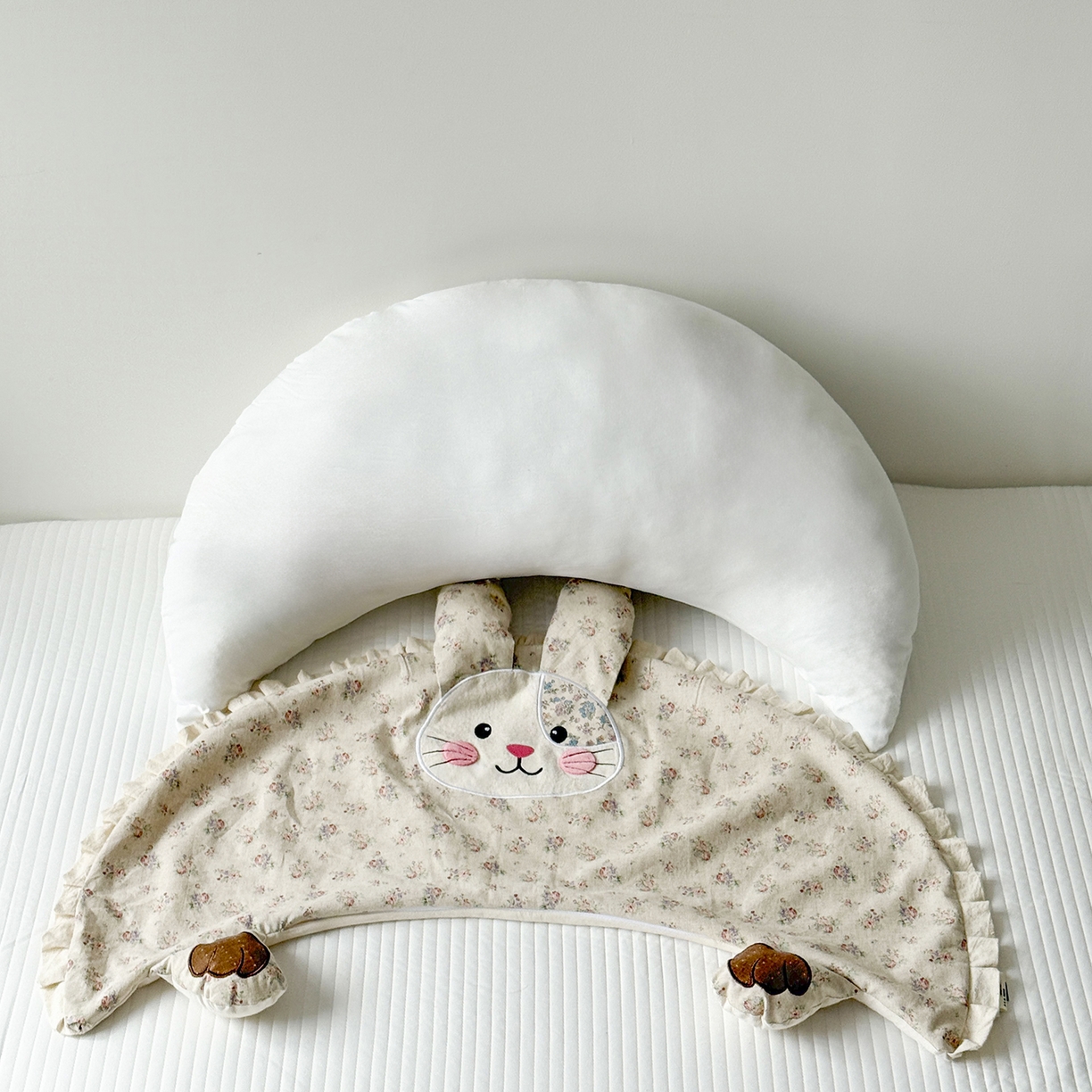 91家纺网 家纺一手货源 找家纺 蔻眠 多功能月亮兔棉麻大抱枕靠枕卡通枕芯异形枕头 月亮兔-花语