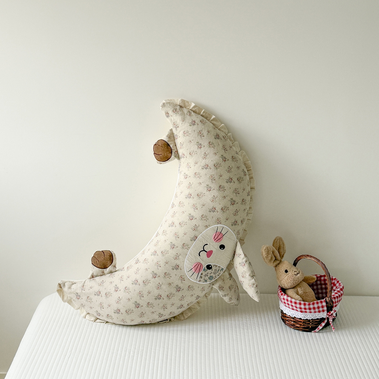 91家纺网 家纺一手货源 找家纺 蔻眠 多功能月亮兔棉麻大抱枕靠枕卡通枕芯异形枕头 月亮兔-花语