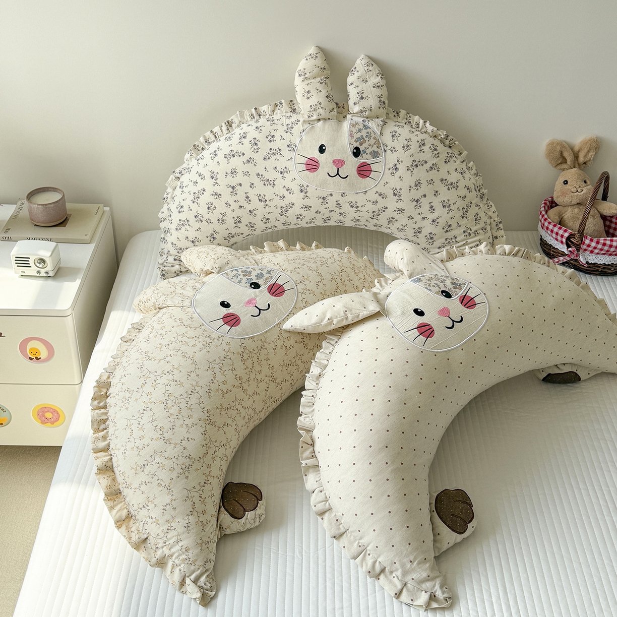 91家纺网 家纺一手货源 找家纺 蔻眠 多功能月亮兔棉麻大抱枕靠枕卡通枕芯异形枕头 主图