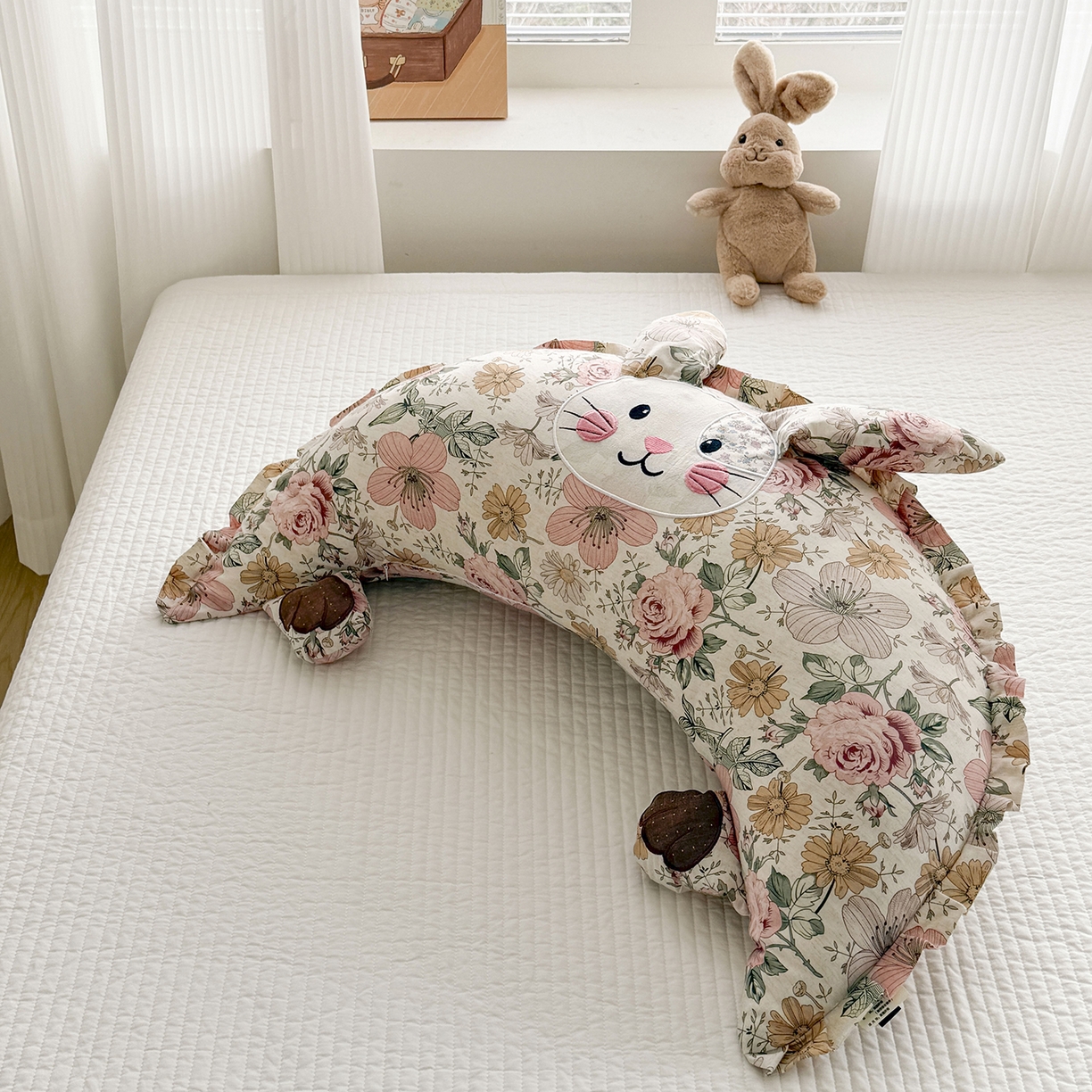 91家纺网 家纺一手货源 找家纺 蔻眠 多功能月亮兔棉麻大抱枕靠枕卡通枕芯异形枕头 月亮兔-蔷薇