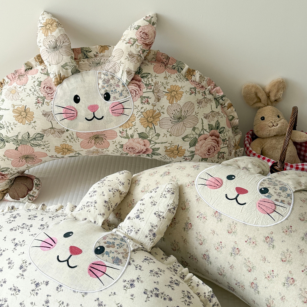 91家纺网 家纺一手货源 找家纺 蔻眠 多功能月亮兔棉麻大抱枕靠枕卡通枕芯异形枕头 主图