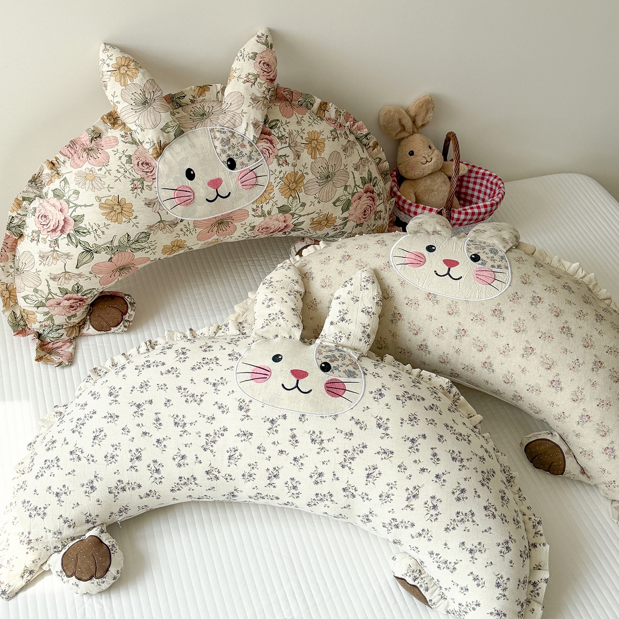 蔻眠 多功能月亮兔棉麻大抱枕靠枕卡通枕芯异形枕头 主图