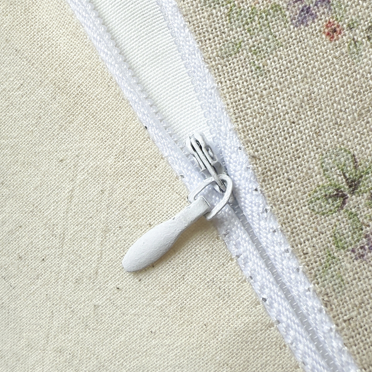 91家纺网 家纺一手货源 找家纺 蔻眠 多功能月亮兔棉麻大抱枕靠枕卡通枕芯异形枕头 月亮兔-花语