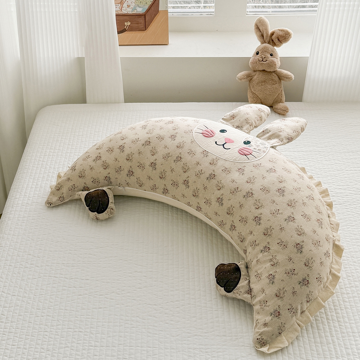 91家纺网 家纺一手货源 找家纺 蔻眠 多功能月亮兔棉麻大抱枕靠枕卡通枕芯异形枕头 月亮兔-花语