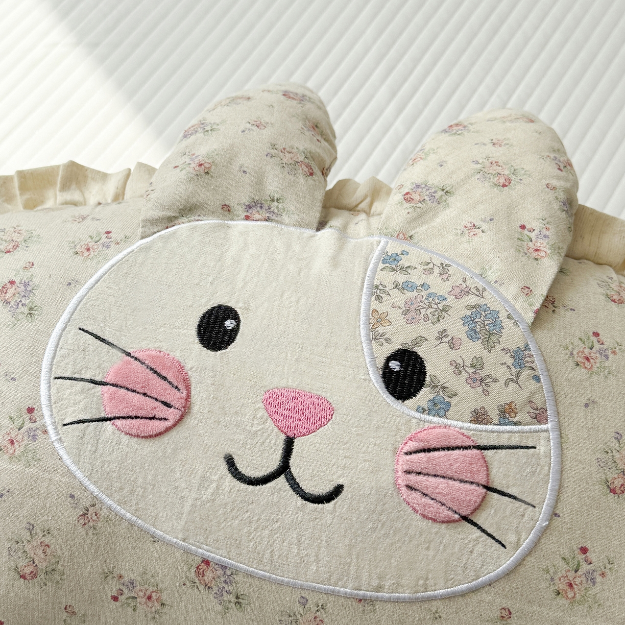 91家纺网 家纺一手货源 找家纺 蔻眠 多功能月亮兔棉麻大抱枕靠枕卡通枕芯异形枕头 月亮兔-花语