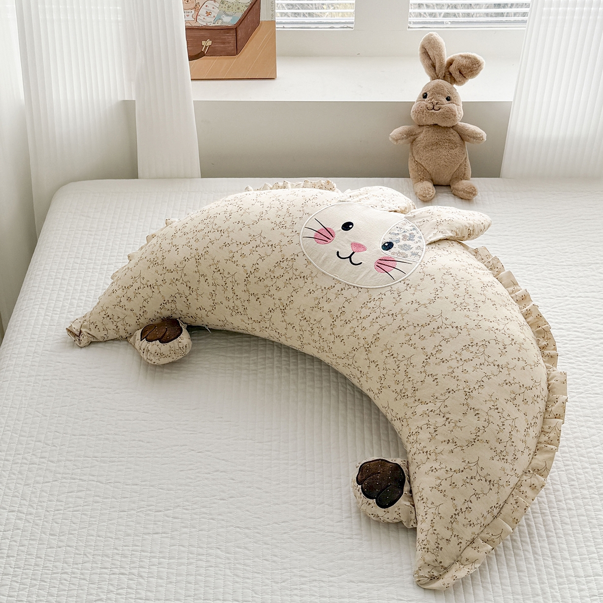 91家纺网 家纺一手货源 找家纺 蔻眠 多功能月亮兔棉麻大抱枕靠枕卡通枕芯异形枕头 月亮兔-花蔓