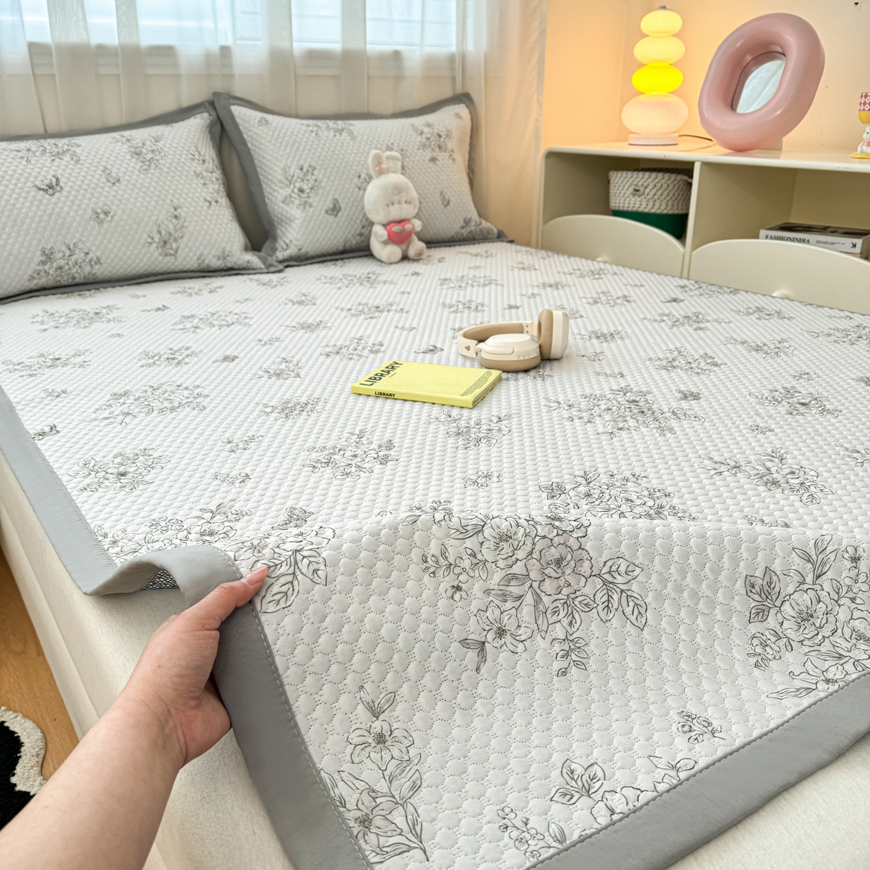 91家纺网 家纺一手货源 找家纺 寐居家纺 2026新款冰豆豆数码印花席三明治底凉席席子 花知意