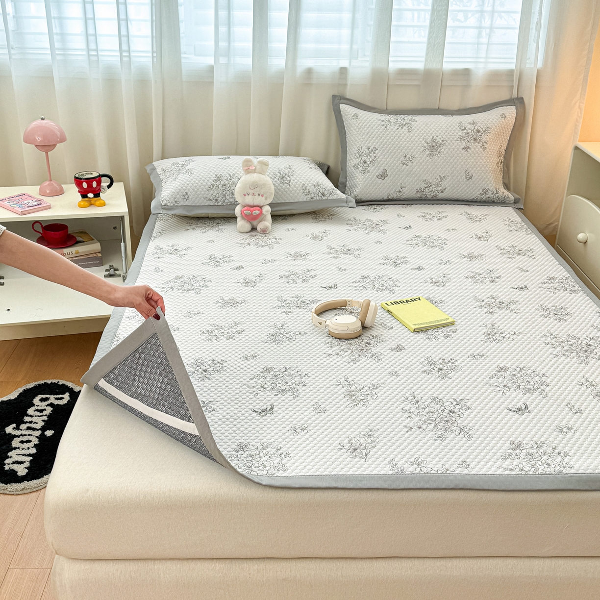 91家纺网 家纺一手货源 找家纺 寐居家纺 2026新款冰豆豆数码印花席三明治底凉席席子 花知意