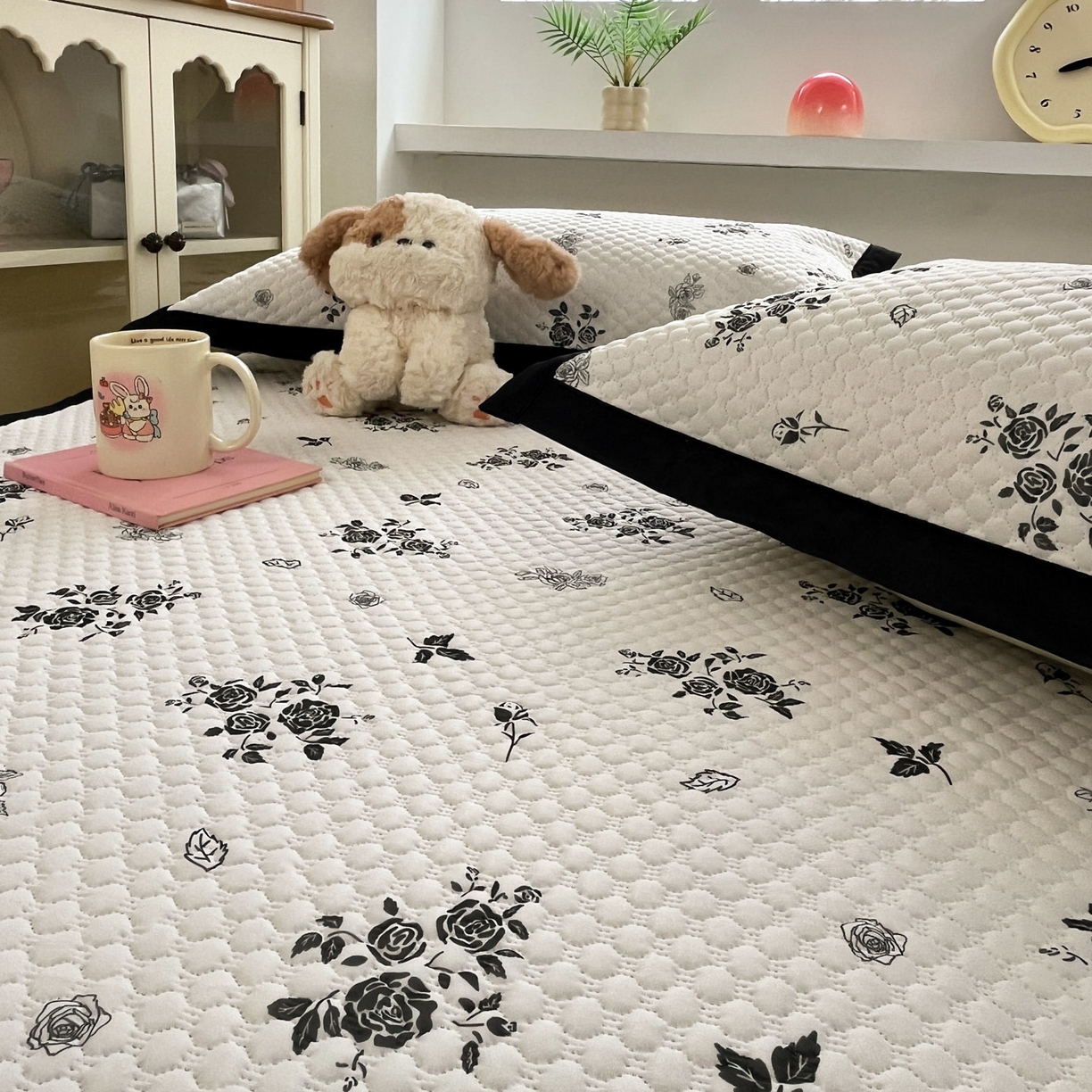 91家纺网 家纺一手货源 找家纺 寐居家纺 2026新款冰豆豆数码印花席三明治底凉席席子 幻想玫瑰