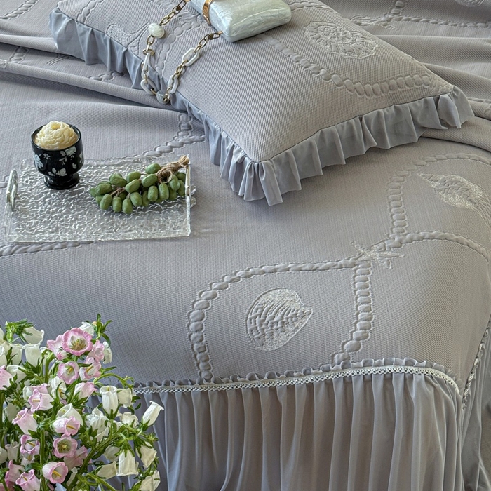 91家纺网 家纺一手货源 找家纺 赫本家纺  2026新款PE高分子单泡提花凉感复合凉席三件套 青屿晚风-灰（三明治复合）