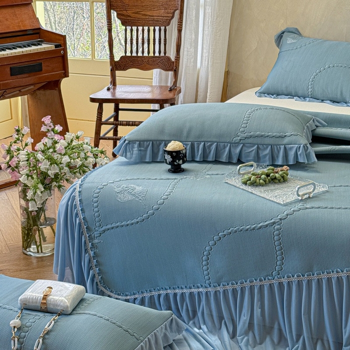 91家纺网 家纺一手货源 找家纺 赫本家纺  2026新款PE高分子单泡提花凉感复合凉席三件套 青屿晚风-蓝（三明治复合）