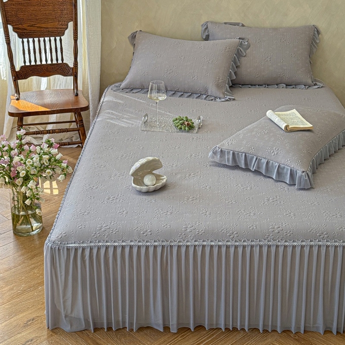 91家纺网 家纺一手货源 找家纺 赫本家纺  2026新款PE高分子单泡提花凉感复合凉席三件套 桃雾奶芙-灰（三明治复合）