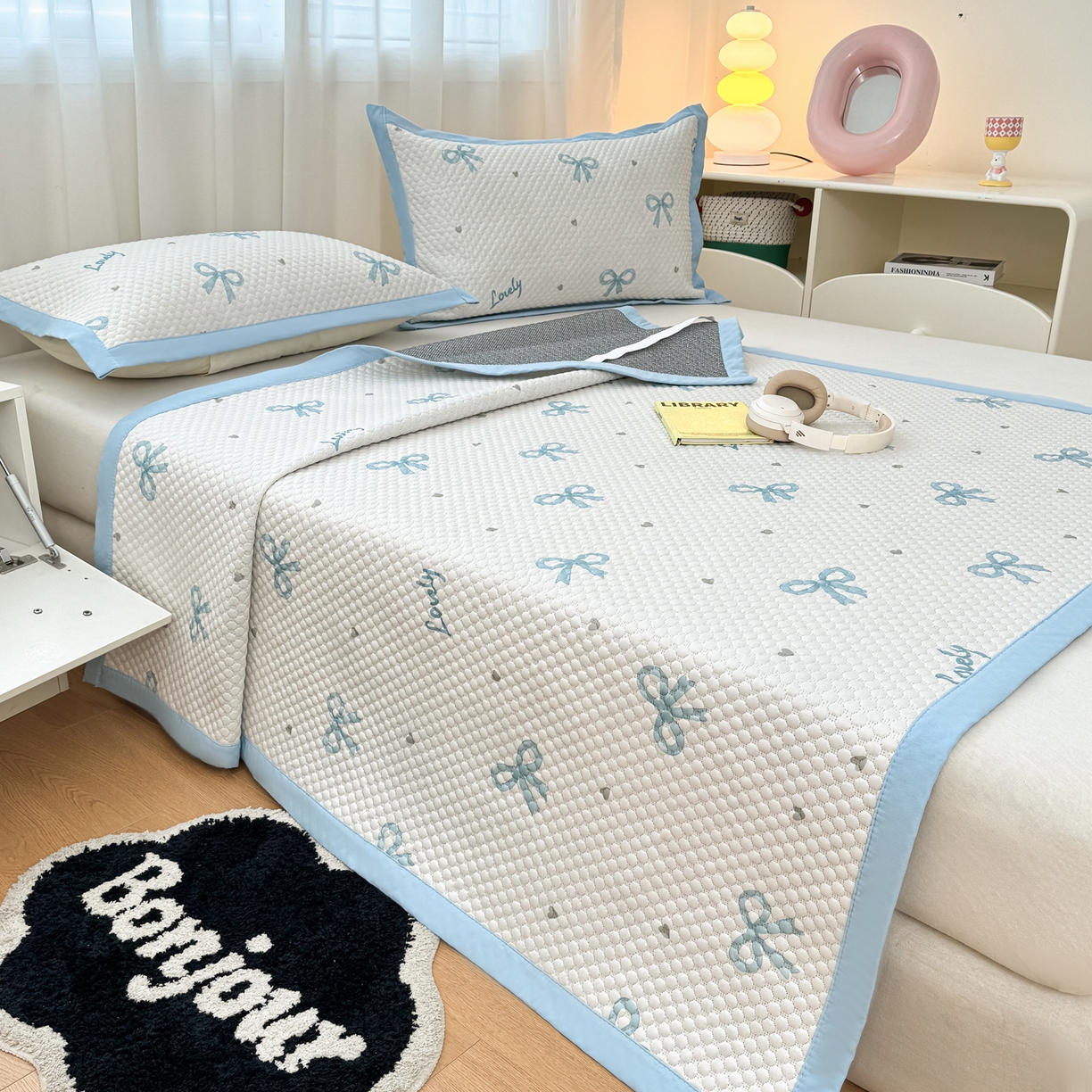 91家纺网 家纺一手货源 找家纺 寐居家纺 2026新款冰豆豆数码印花席三明治底凉席席子 蓝色蝴蝶结