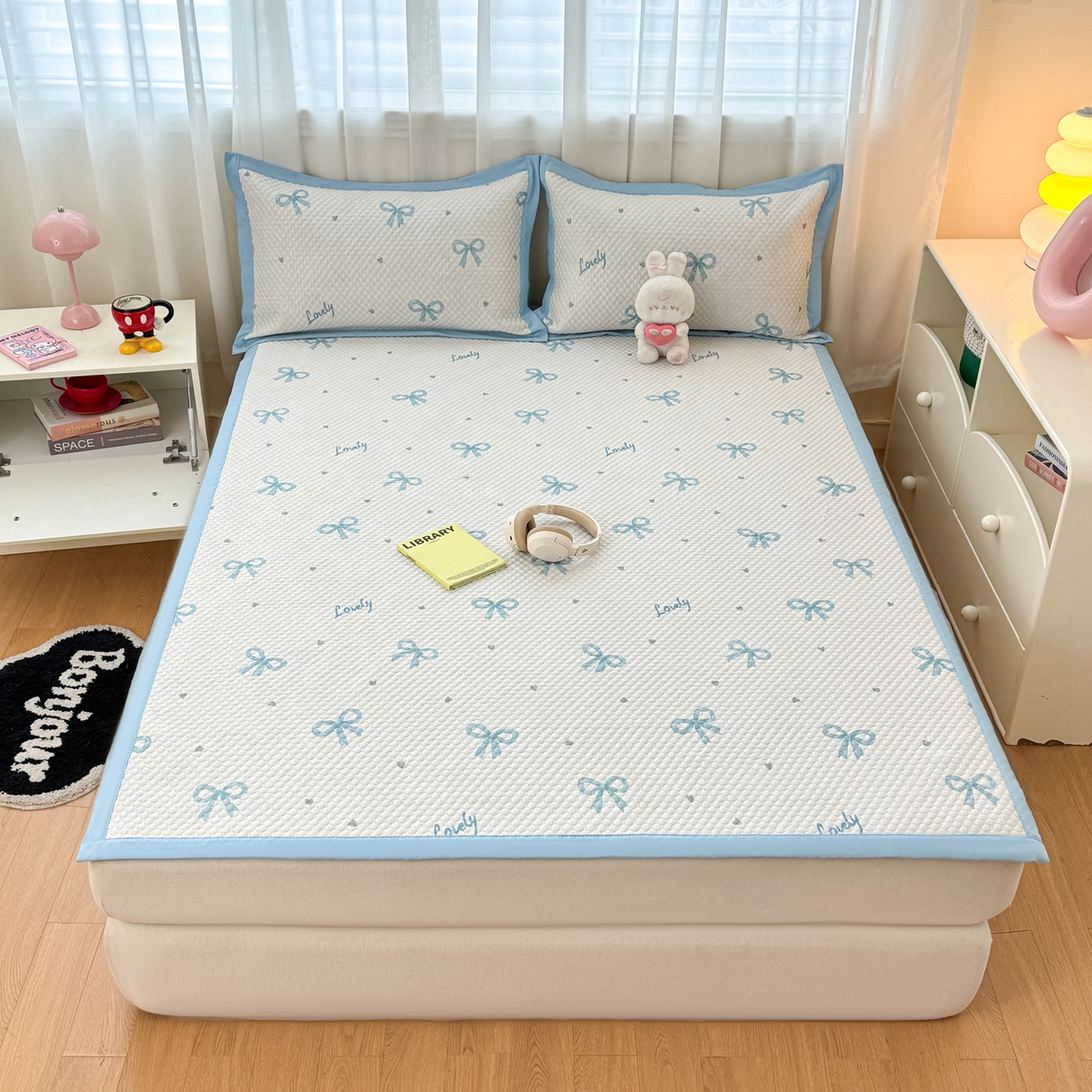 91家纺网 家纺一手货源 找家纺 寐居家纺 2026新款冰豆豆数码印花席三明治底凉席席子 蓝色蝴蝶结