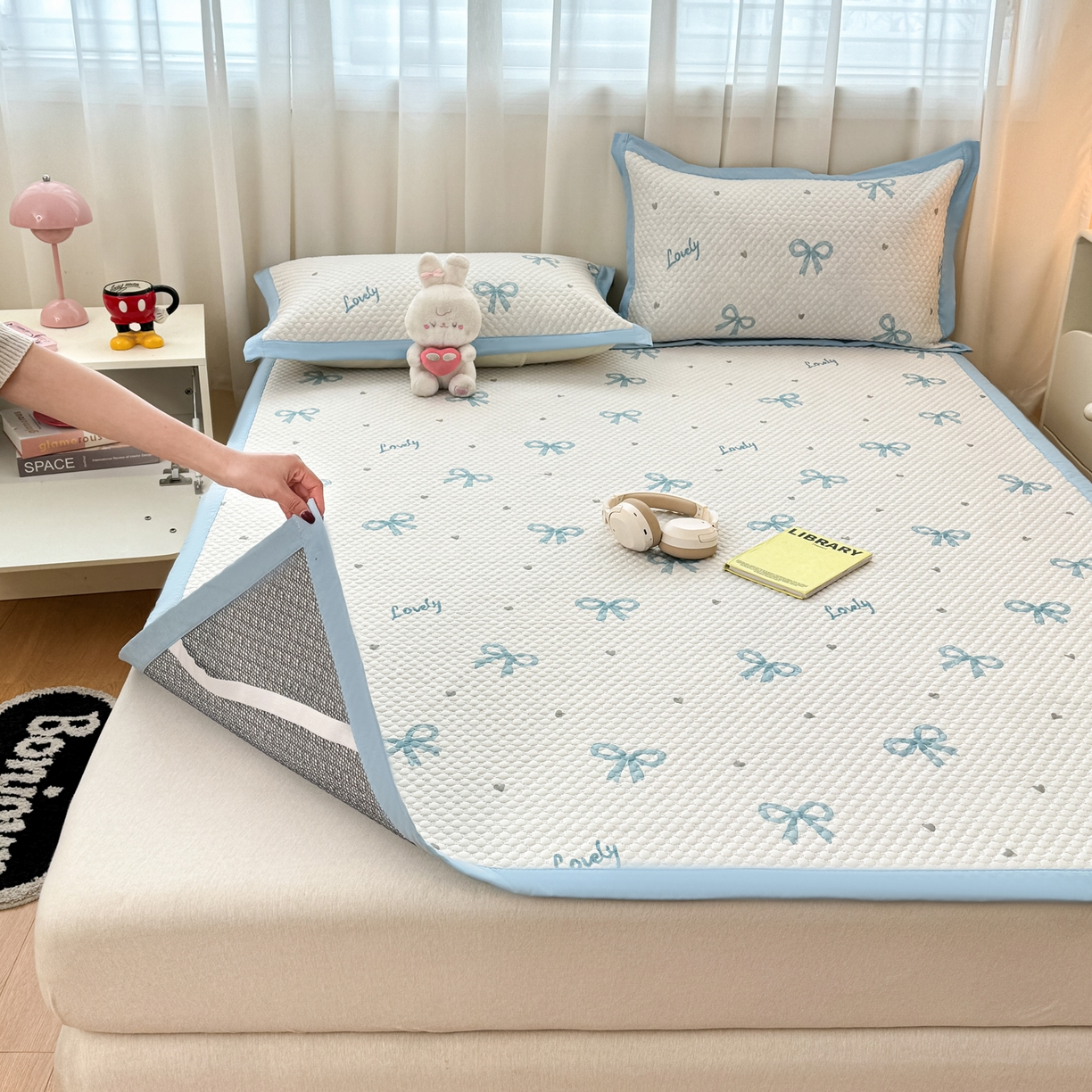 91家纺网 家纺一手货源 找家纺 寐居家纺 2026新款冰豆豆数码印花席三明治底凉席席子 蓝色蝴蝶结