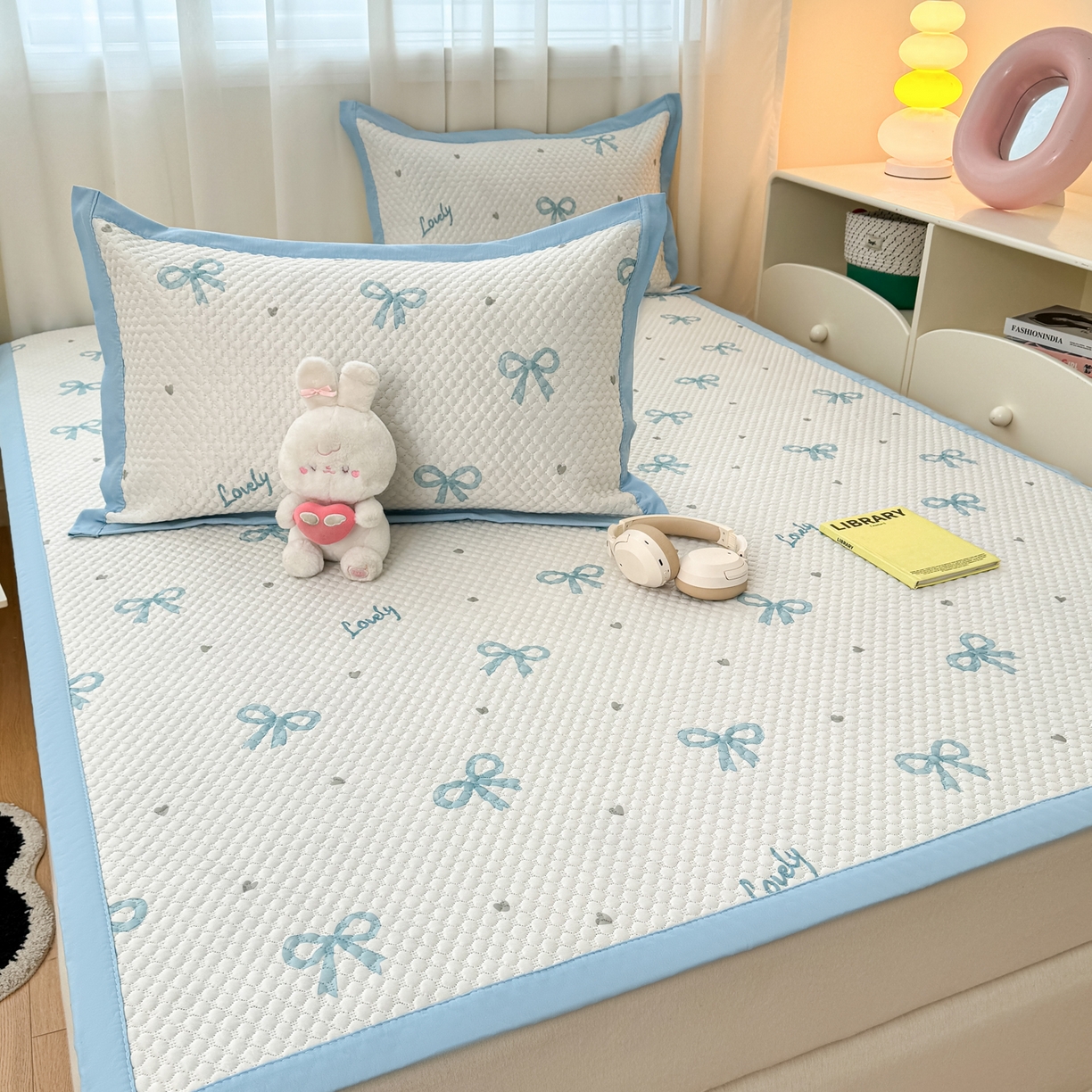 91家纺网 家纺一手货源 找家纺 寐居家纺 2026新款冰豆豆数码印花席三明治底凉席席子 蓝色蝴蝶结