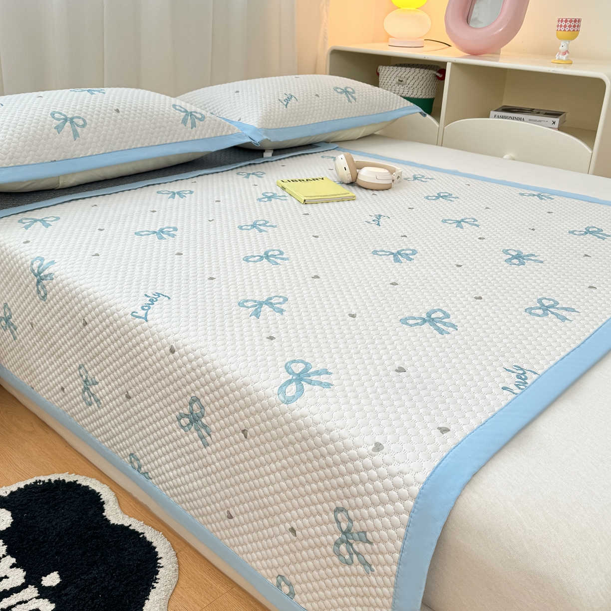 91家纺网 家纺一手货源 找家纺 寐居家纺 2026新款冰豆豆数码印花席三明治底凉席席子 蓝色蝴蝶结