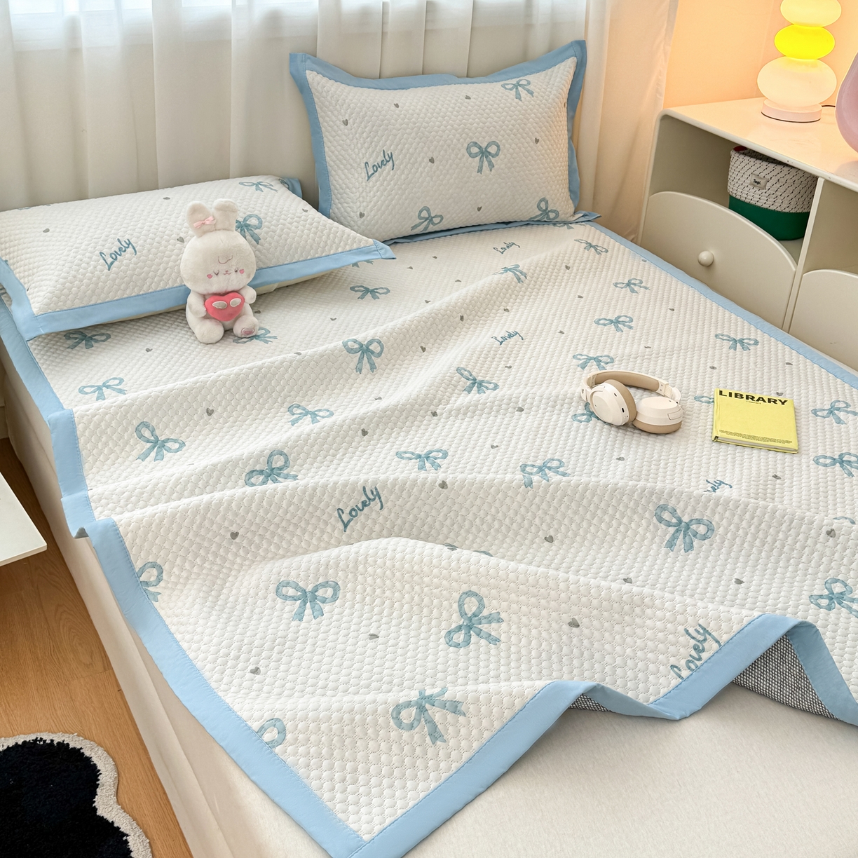 91家纺网 家纺一手货源 找家纺 寐居家纺 2026新款冰豆豆数码印花席三明治底凉席席子 蓝色蝴蝶结