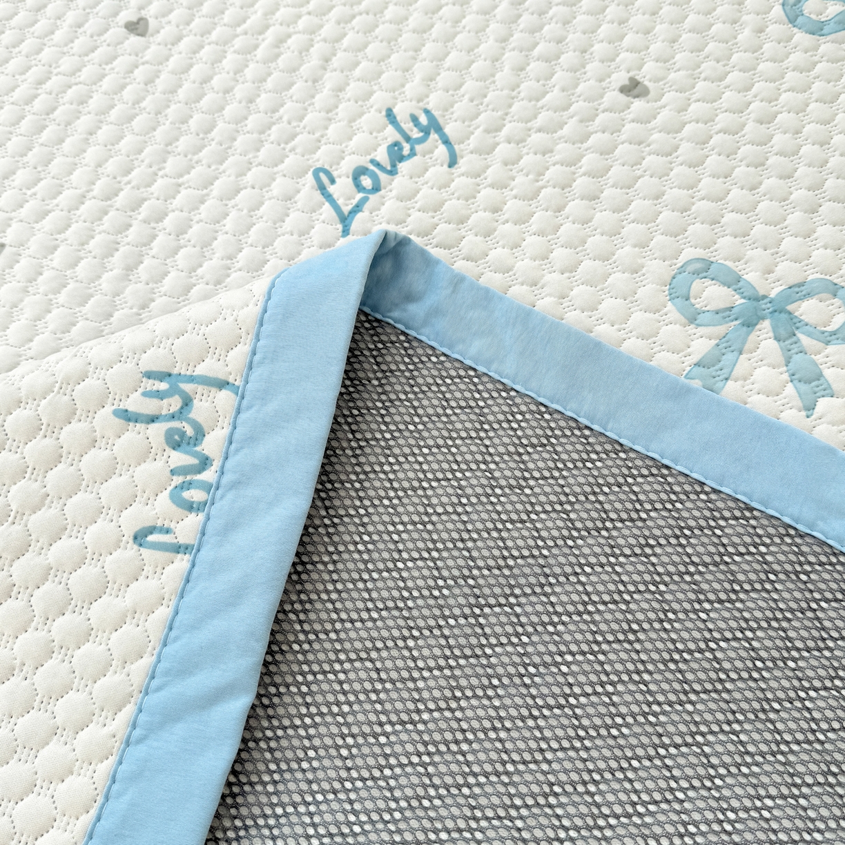 91家纺网 家纺一手货源 找家纺 寐居家纺 2026新款冰豆豆数码印花席三明治底凉席席子 蓝色蝴蝶结