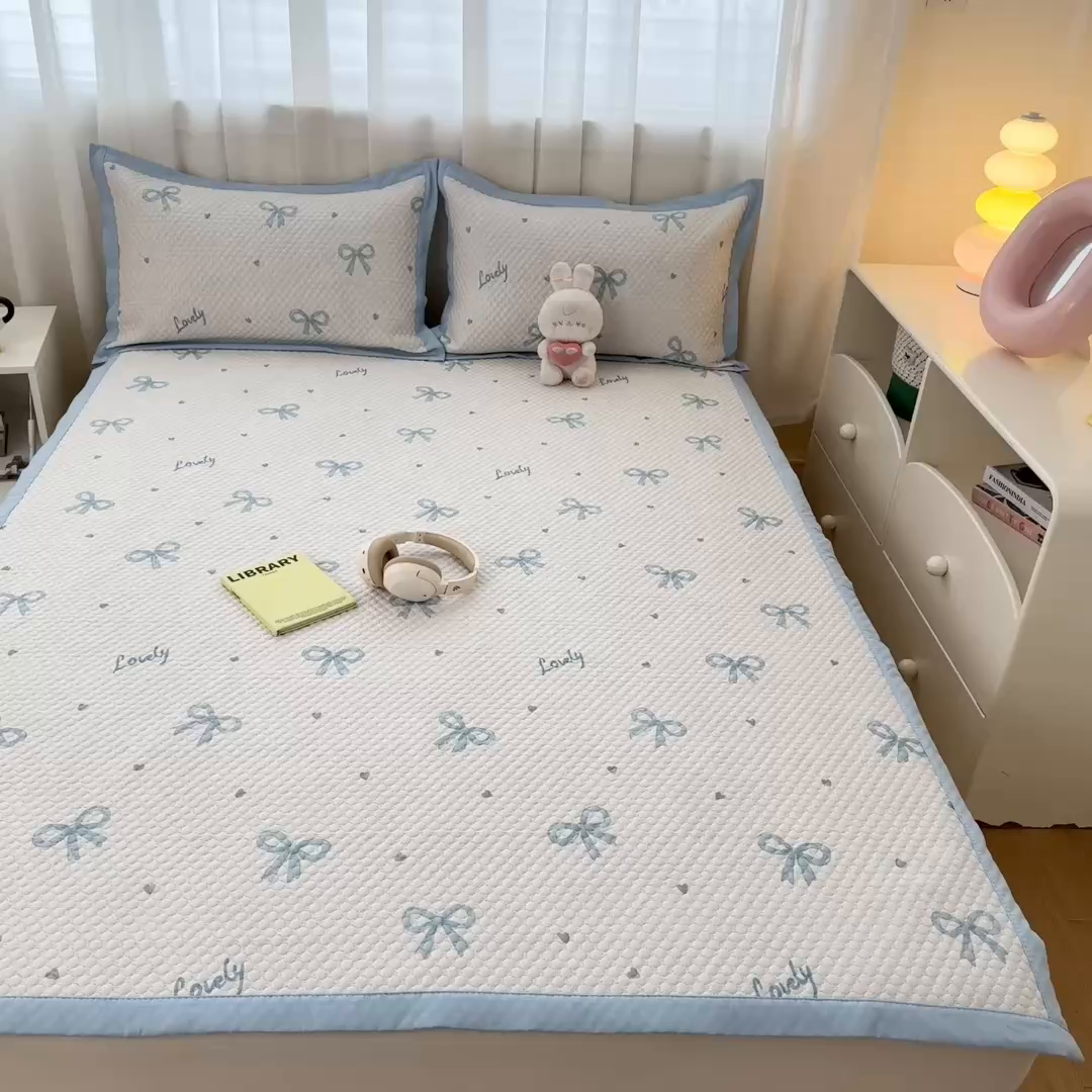 91家纺网 家纺一手货源 找家纺 寐居家纺 2026新款冰豆豆数码印花席三明治底凉席席子 蓝色蝴蝶结