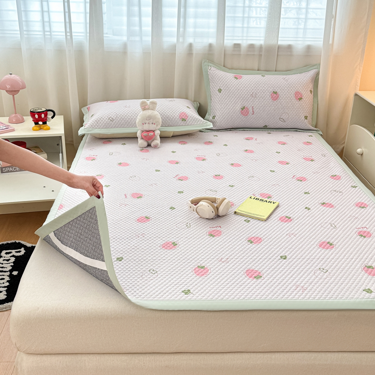 91家纺网 家纺一手货源 找家纺 寐居家纺 2026新款冰豆豆数码印花席三明治底凉席席子 奶霜草莓