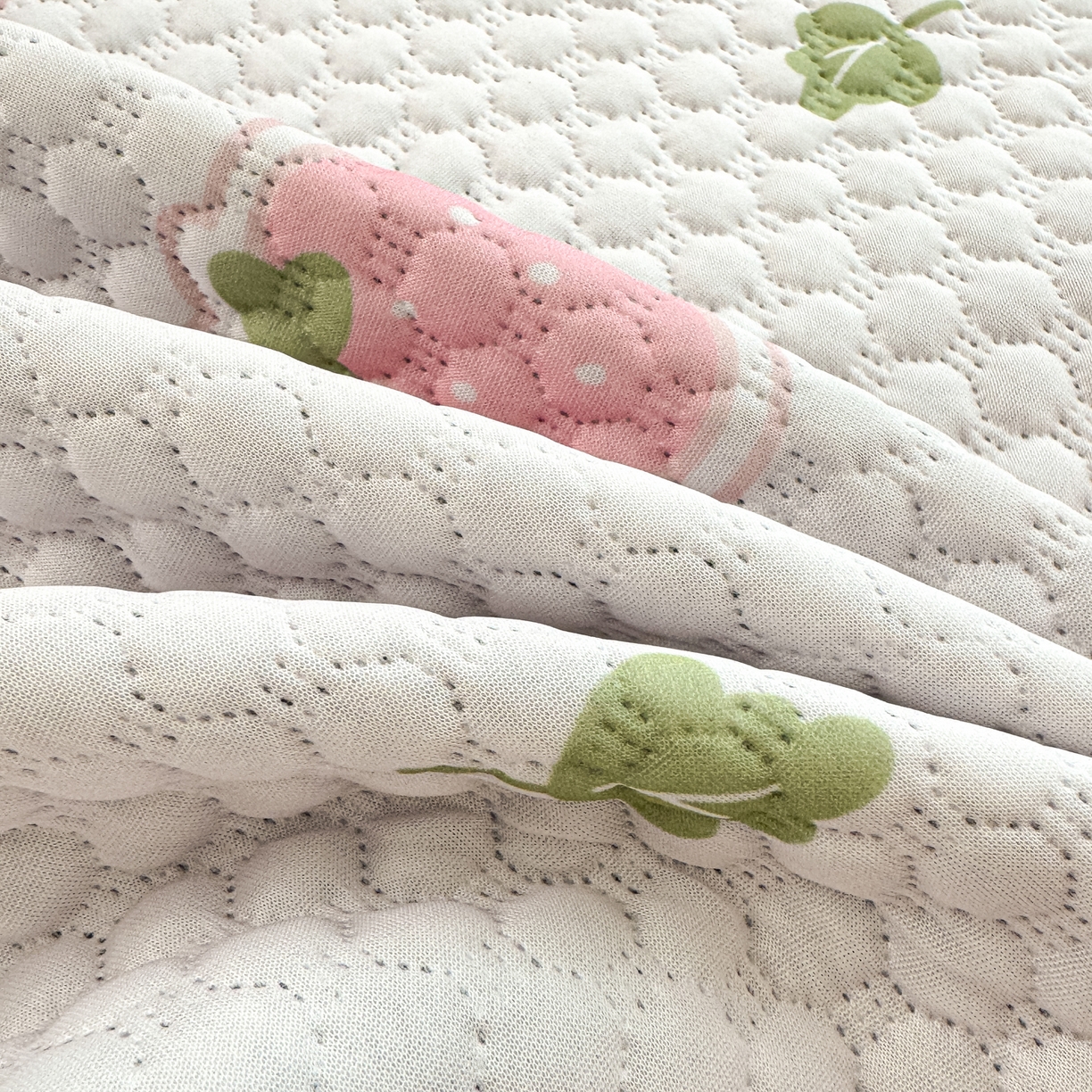 91家纺网 家纺一手货源 找家纺 寐居家纺 2026新款冰豆豆数码印花席三明治底凉席席子 奶霜草莓