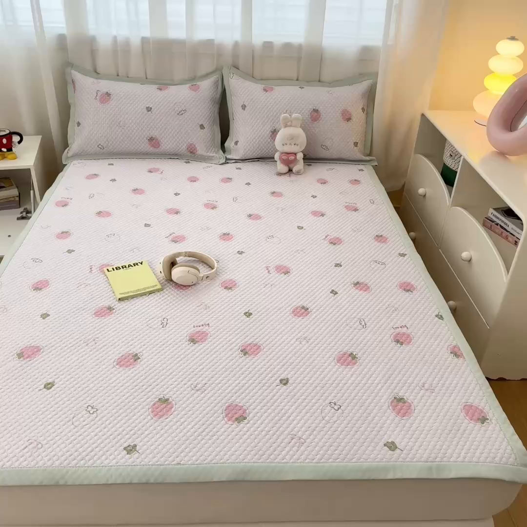 91家纺网 家纺一手货源 找家纺 寐居家纺 2026新款冰豆豆数码印花席三明治底凉席席子 奶霜草莓