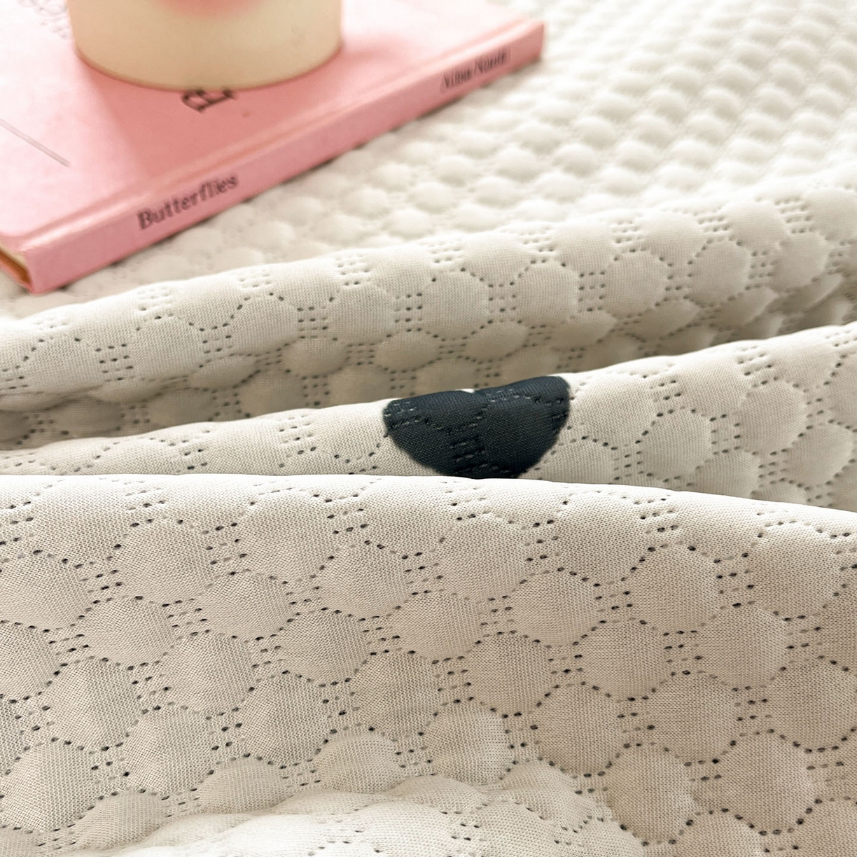 91家纺网 家纺一手货源 找家纺 寐居家纺 2026新款冰豆豆数码印花席三明治底凉席席子 山茶物语