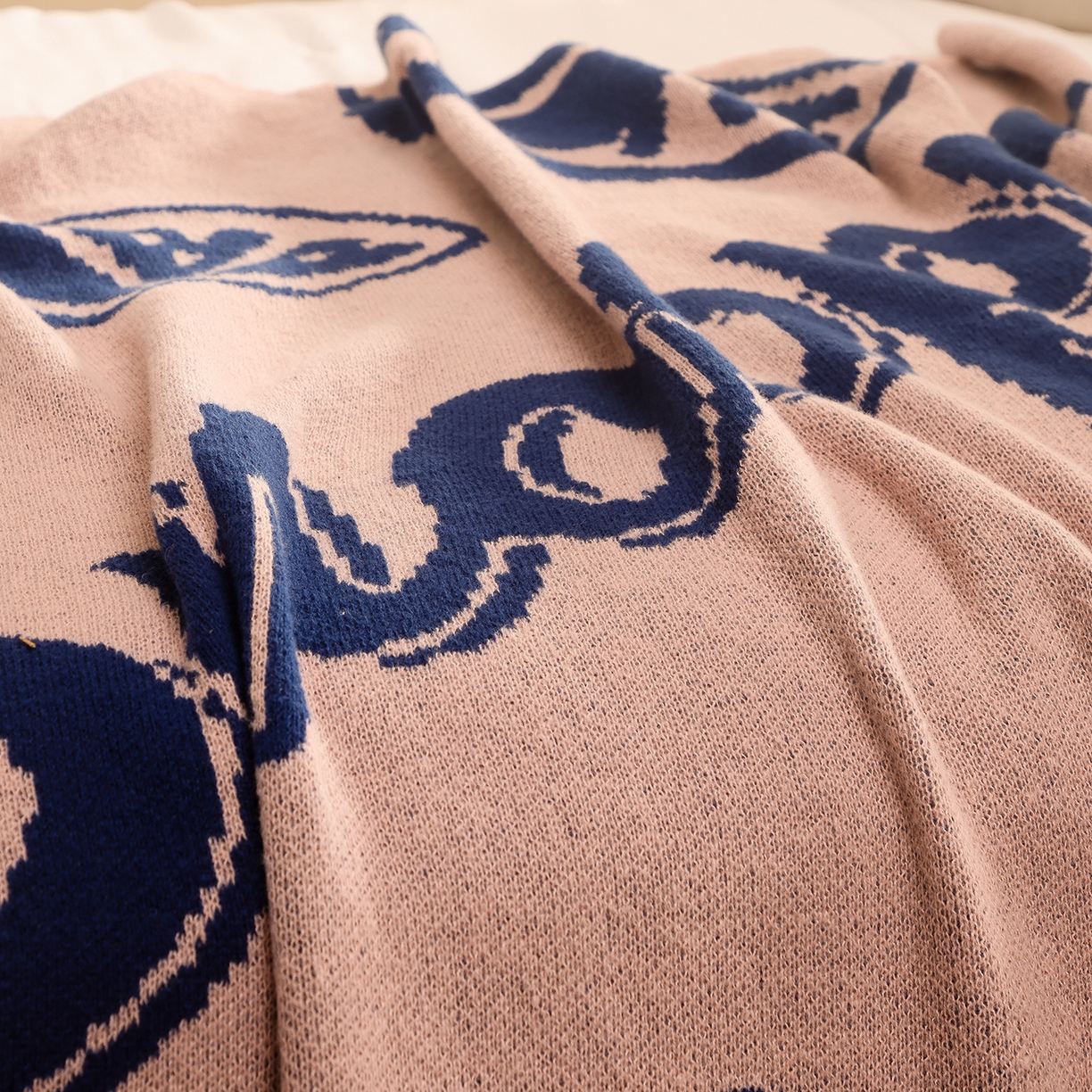 91家纺网 家纺一手货源 找家纺 栩裕纺织 2026新款史努比SNOOPY正版授权独家针织毯披肩膝盖毯儿童毯多功能盖毯送礼礼品终端控价 史努比-香橘士（粉）