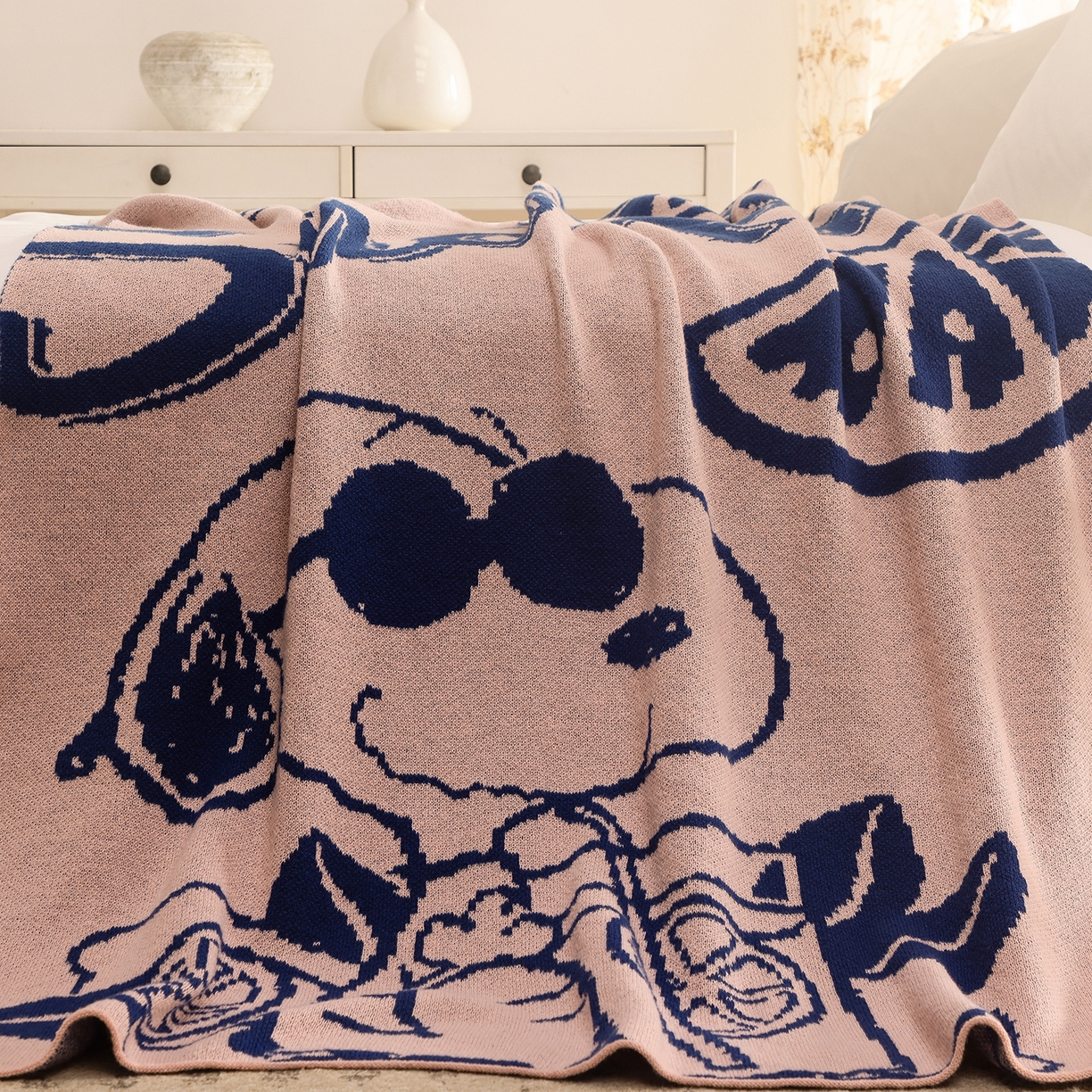 91家纺网 家纺一手货源 找家纺 栩裕纺织 2026新款史努比SNOOPY正版授权独家针织毯披肩膝盖毯儿童毯多功能盖毯送礼礼品终端控价 史努比-香橘士（粉）