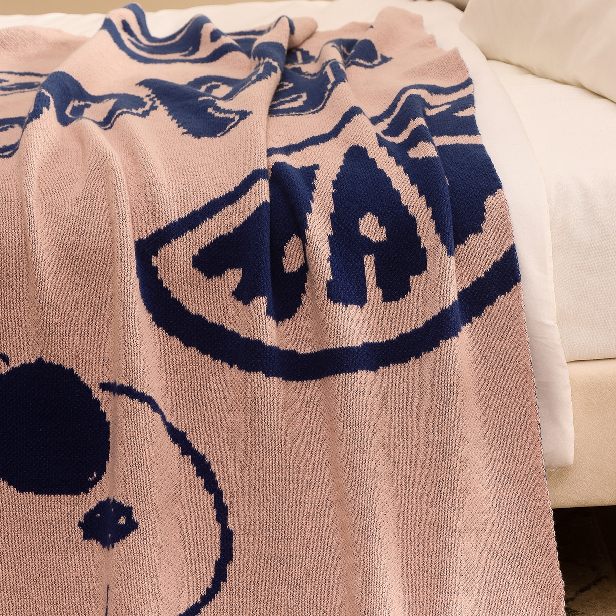 91家纺网 家纺一手货源 找家纺 栩裕纺织 2026新款史努比SNOOPY正版授权独家针织毯披肩膝盖毯儿童毯多功能盖毯送礼礼品终端控价 史努比-香橘士（粉）