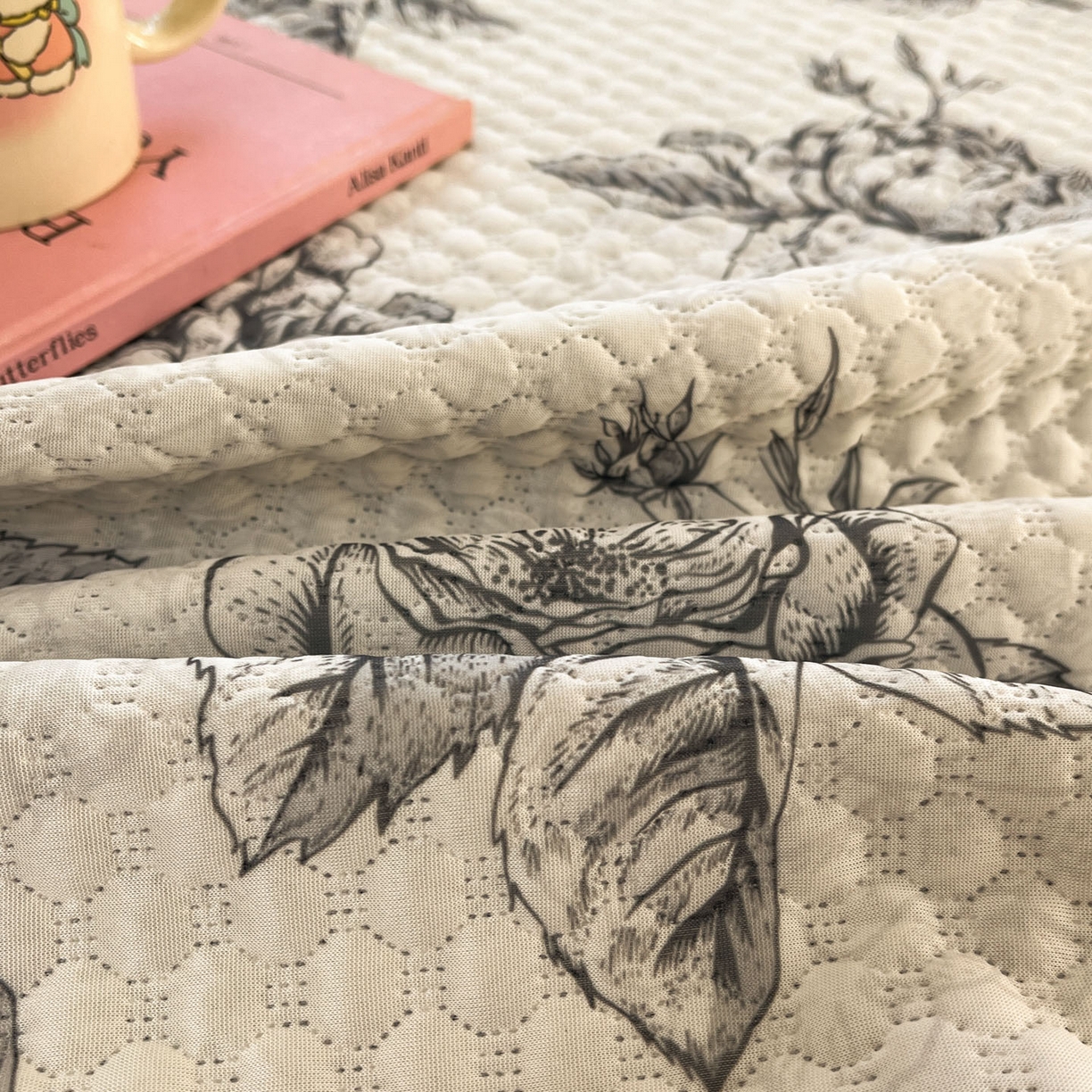 91家纺网 家纺一手货源 找家纺 寐居家纺 2026新款冰豆豆数码印花席三明治底凉席席子 盛世蔷薇