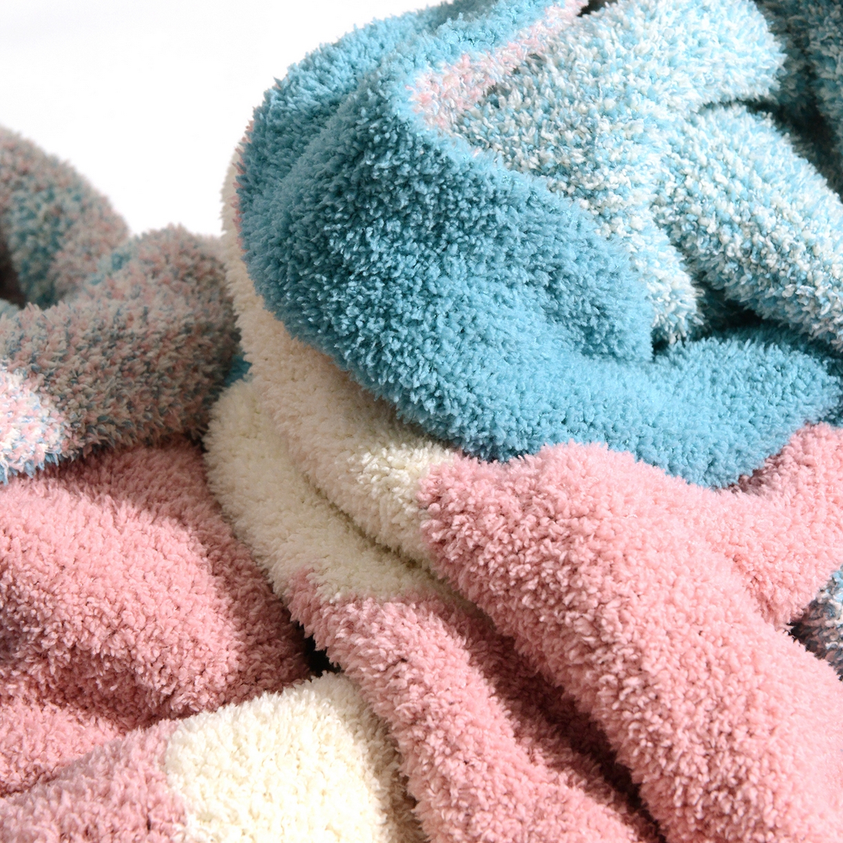 91家纺网 家纺一手货源 找家纺 栩裕纺织 2026新款艺术家居超柔半边绒A类针织毯披肩毯多功能盖毯礼物礼品终端控价 云朵朵针织毯